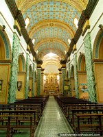 Dentro de visão das arcadas de ouro de Igreja Matriz de Cayambe. Equador, América do Sul.