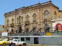 O museu de Cayambe, turista e escritório de informação embaixo, parque central. Equador, América do Sul.