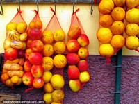 Maçãs, laranjas e fruto de Andes de venda em Cayambe. Equador, América do Sul.