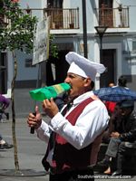 Cozinheiro-chefe na rua de Quito que chama pessoas almoçar no seu restaurante. Equador, América do Sul.