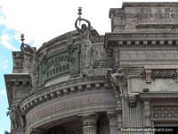 Versão maior do Banco com figuras que mantêm lanternas feitas de pedra, Quito.