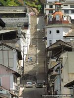 Versão maior do A escadaria assustadora e perigosa que conduz colina de Panecillo em Quito.