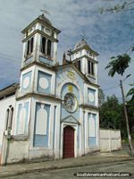 Igreja azul e branca em Tena com torres de gêmeo. Equador, América do Sul.