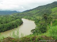 O rio somente ao norte da Zamora. Equador, América do Sul.