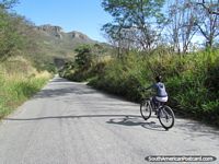 Moto 6 kilómetros cuesta abajo a Vilcabamba de La Monuma. Ecuador, Sudamerica.