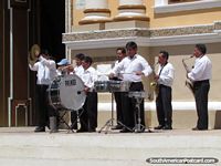 A banda de Vilcabambas joga do lado de fora da igreja cada dia durante o festival. Equador, América do Sul.