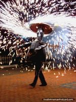 El hombre de fuegos artificiales de Vilcabamba culpa por la calle totalmente en llamas. Ecuador, Sudamerica.