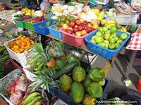 A fruta fresca produz em mercados de Vilcabamba, maçãs, abacaxis, bananas. Equador, América do Sul.