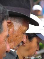Velho homem em mercados em Vilcabamba. Equador, América do Sul.