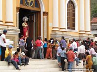 Versão maior do Festival religioso em Vilcabamba, a procissão entra na igreja.