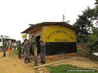 Versión más grande de Punto de control militar en Pucapamba cerca de la frontera.
