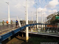 Versión más grande de La marina da la bienvenida a un invitado especial en el puente a lo largo de Malecon en Guayaquil.