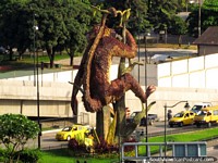 Versión más grande de El mono enorme que pasa por alto la autopista en Guayaquil.