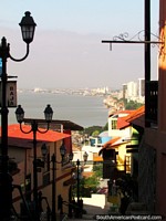 Vea a mitad de camino Cerro Santa Ana hacia el río y ciudad, Guayaquil. Ecuador, Sudamerica.