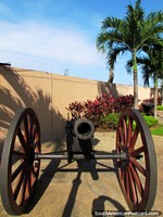 Canhão com grandes rodas no museu de forte em colina de Santa Ana, Guayaquil. Equador, América do Sul.