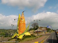 Versão maior do Monumento de milho verde gigantesco entre Jipijapa e Montecristi.