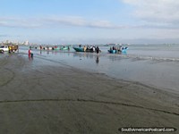 Pequenos barcos de pesca e pescadores em Praia Tarqui, Manta. Equador, América do Sul.