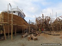 Versión más grande de Hombres en cascos que construyen barcos en la playa en Manta.