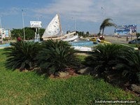 Um monumento de veleiro ao longo do bulevar atrás de Praia Tarqui em Manta. Equador, América do Sul.