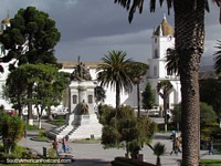 Parque Vicente Leon y la catedral en Latacunga. Ecuador, Sudamerica.