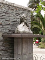 Monumento a Dona Maria Elvira Campi de Yoder en Latacunga, fundador de la Cruz Roja. Ecuador, Sudamerica.
