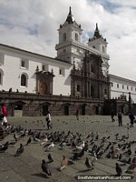 Praça San Francisco e igreja em Quito, pombos e pedras arredondadas. Equador, América do Sul.