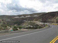 A Estrada pan-americana norte principal fora de Quito. Equador, América do Sul.