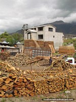 Uma jarda de logs de madeira e pranchas ao sul de Otavalo. Equador, América do Sul.
