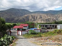 Bela visão de uma casa, a terra e montanhas entre Ibarra e Hacienda Carpuela. Equador, América do Sul.