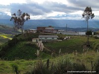A bela zona rural somente ao sul de Tulcan. Equador, América do Sul.