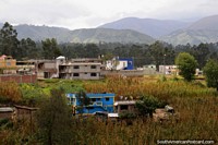 Casas, colinas y campos de maíz alrededor de Guaranda. Ecuador, Sudamerica.