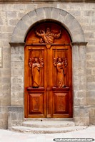 A porta de madeira esculpida de Igreja Mariana de Jesus, igreja em Guaranda. Equador, América do Sul.