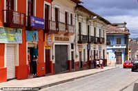 Rua, lojas e balcões no centro de Guaranda. Equador, América do Sul.