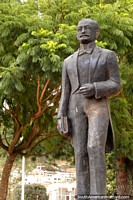 Estátua de um homem com um livro na pequena parte central da cidade de praça pública em Guaranda. Equador, América do Sul.