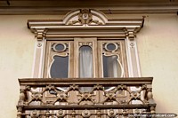 Versión más grande de Un viejo balcón de madera con una igualmente vieja puerta, pero hermosa, Guaranda.