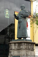 Cándido Rada S. el primero obispo, estatua en Guaranda. Ecuador, Sudamerica.