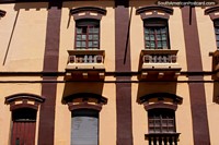 Uma fachada com formas interessantes e sombras em Riobamba. Equador, América do Sul.