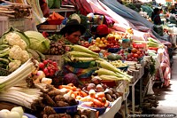 Verduras de venda no mercado San Alfonso em Riobamba. Equador, América do Sul.