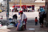 Versão maior do Junto de Praça Roja da Concepcion em Riobamba, onde vendem tecidos.