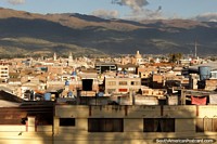 Visão antes de ocaso através da cidade de Riobamba. Equador, América do Sul.