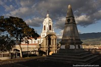 Igreja San Antonio, visão de Parque 21 Abril em Riobamba. Equador, América do Sul.