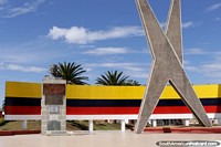 El monumento y colores a la entrada del Parque Guayaquil en Riobamba. Ecuador, Sudamerica.