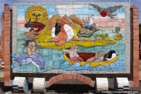 Mural coberto com telhas com animais de praia e crianças que se divertem, Parque Guayaquil, Riobamba. Equador, América do Sul.