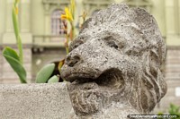 Los asientos de banco de piedra en la Plaza Sucre en Riobamba tienen leones en las esquinas. Ecuador, Sudamerica.