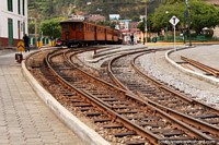Vagones de tren de madera en las pistas de abajo de la estación de tren de Alausí. Ecuador, Sudamerica.