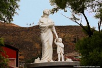 Parque de la Madre en Alausí, estatua blanca de una madre y el niño. Ecuador, Sudamerica.