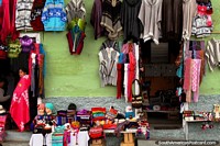 Una tienda de venta de ropa de abrigo para las tierras altas en Alausí. Ecuador, Sudamerica.