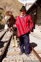 Quechua hombre y su caballo posan para una foto en Sibambe cerca de Alausí. Ecuador, Sudamerica.