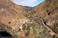 Visão de um vale rochoso com um rio e pistas de trem, Sibambe a Alausi. Equador, América do Sul.