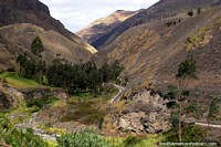 O trem segue a pista pelas colinas e vales em volta de Alausi. Equador, América do Sul.
